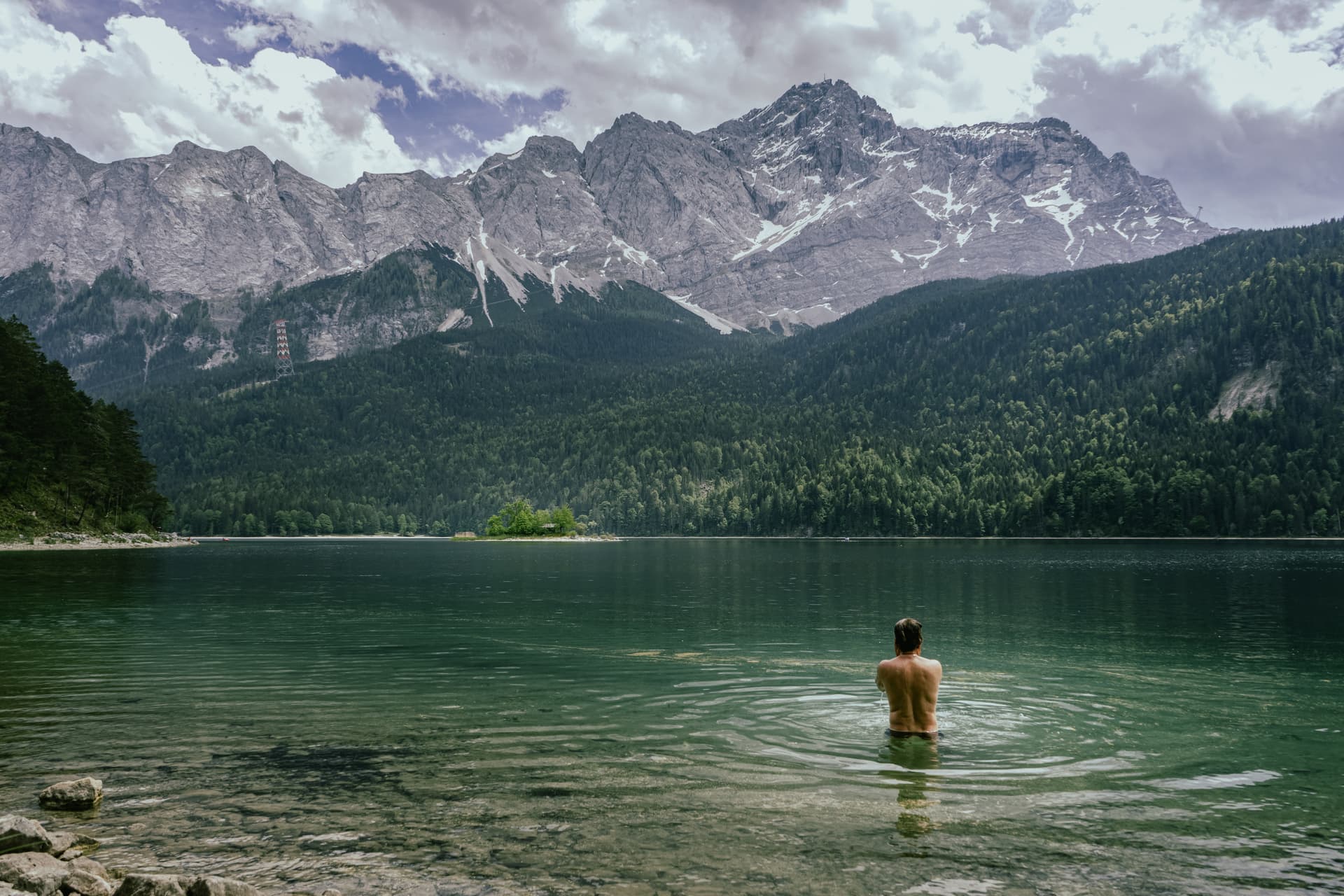 Romantic couple enjoying Sri Lanka honeymoon | Sri Lanka honeymoon packages by Ceylon Travelex