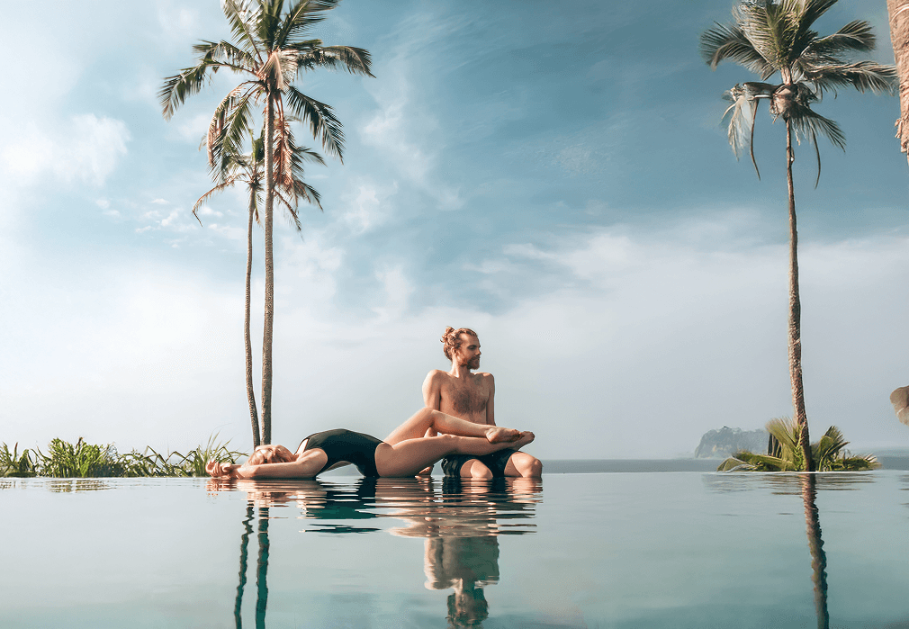 Romantic couple enjoying Sri Lanka honeymoon — Sri Lanka honeymoon packages by Ceylon Travelex